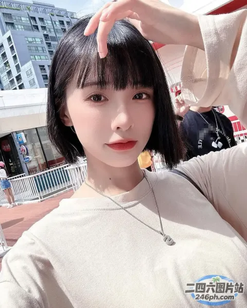 戴着项链和项链的人的特写
