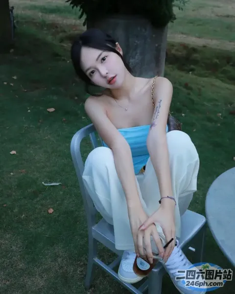阿拉伯女坐在蓝色上衣的椅子上
