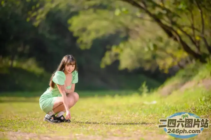 田野里跪着一个年轻的女孩