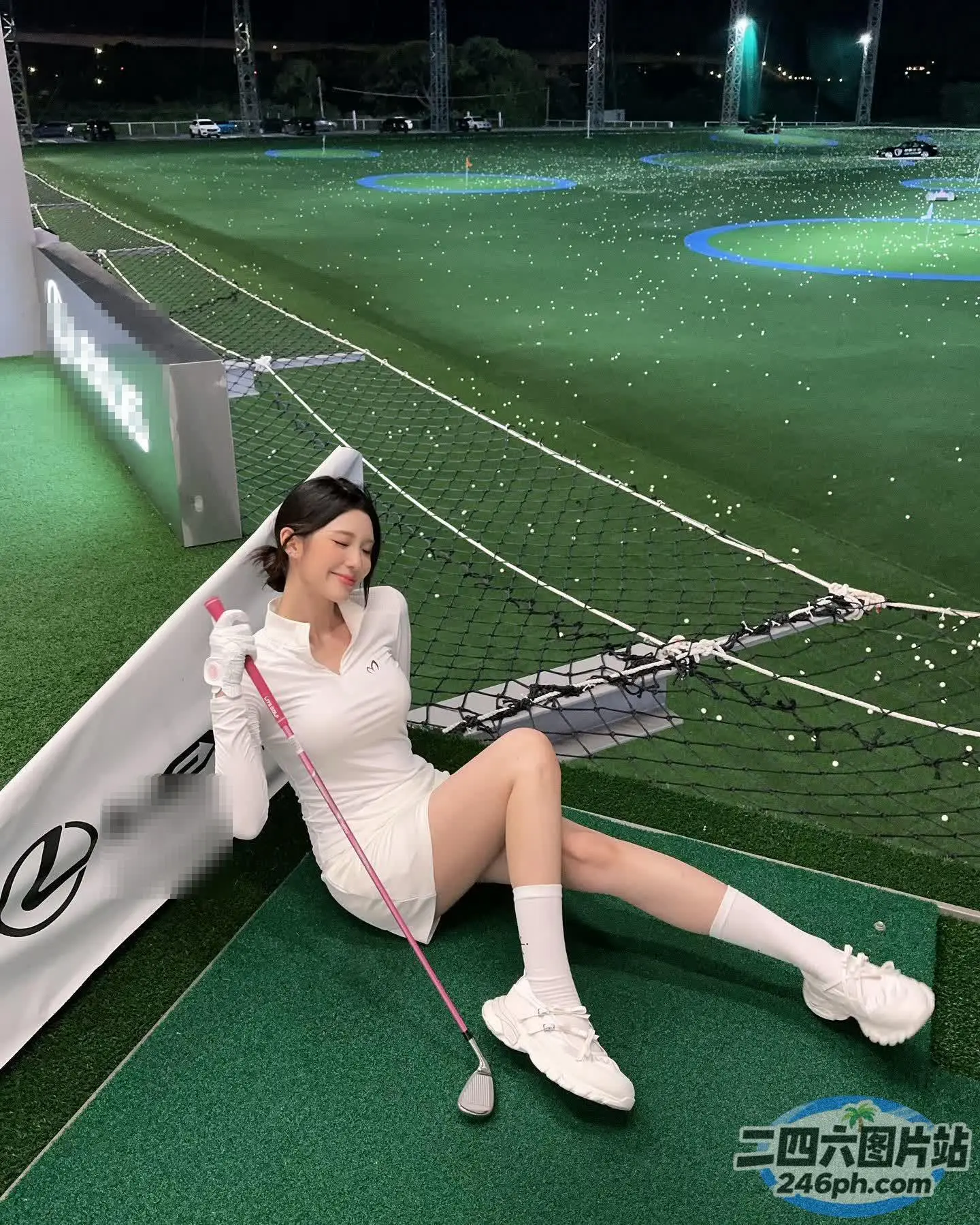 阿拉夫德女人坐在拿着高尔夫球杆的果岭推杆垫上