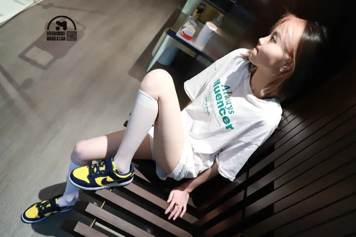 有个女人坐在长凳上，双腿交叉