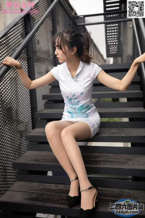 阿拉夫德亚洲妇女坐在楼梯上，张开双臂