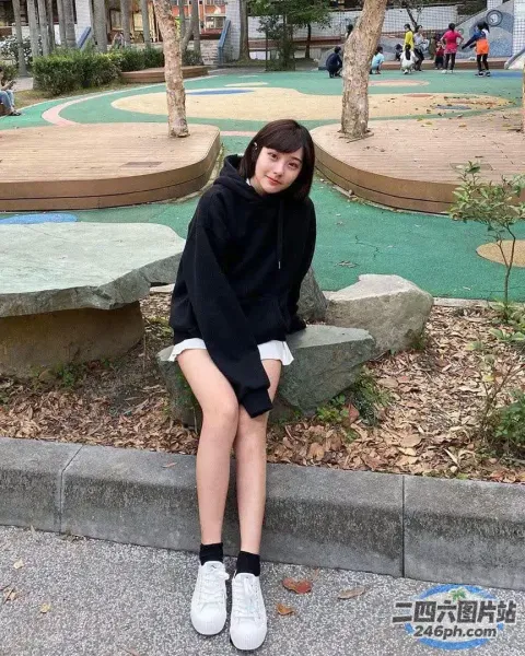 公园里的长椅上坐着一个女人