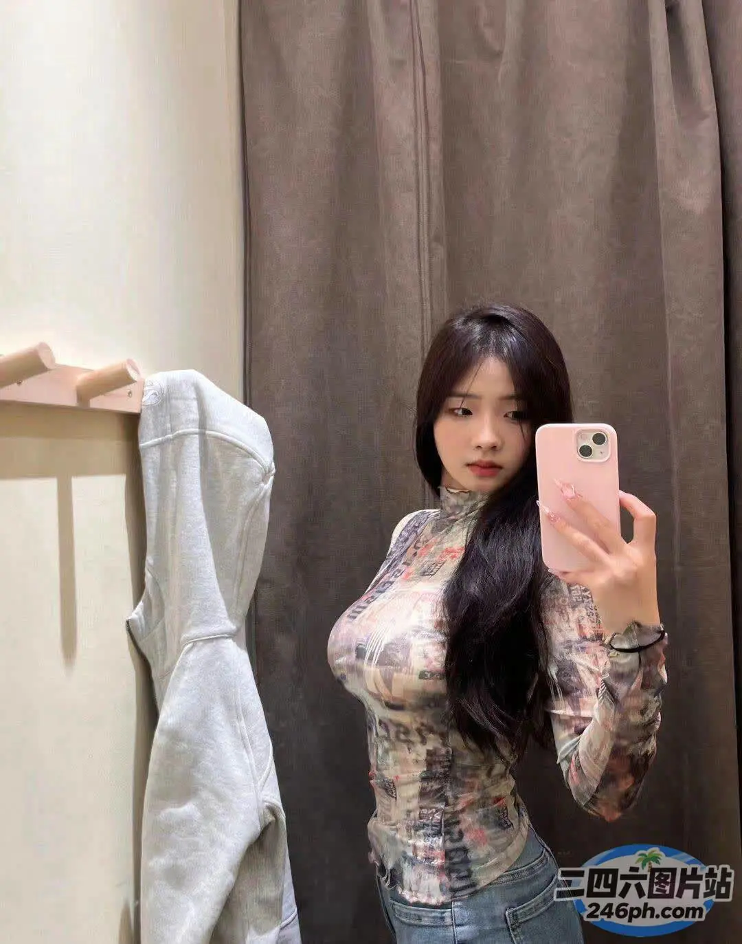 有个女人对着镜子自拍