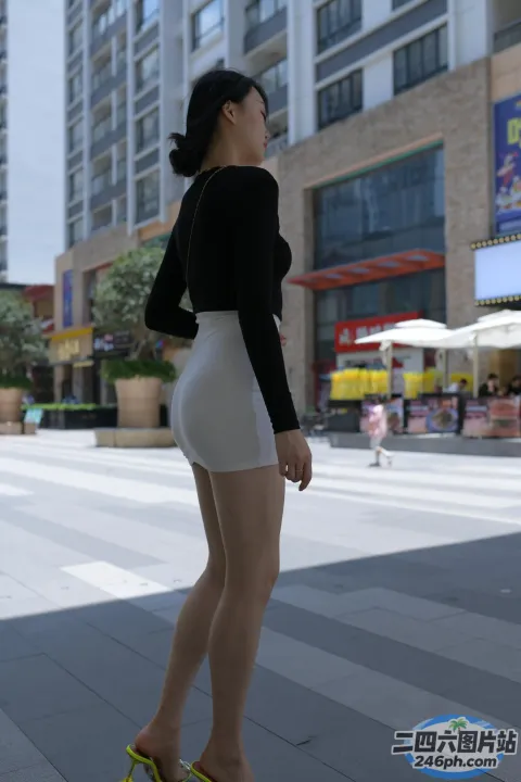 站在城市人行道上的穿着高跟鞋的阿拉夫德女人