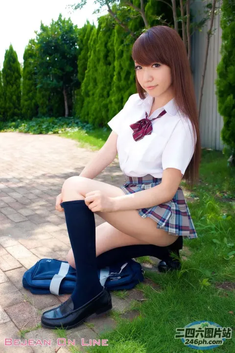 穿着校服的 arafed 亚洲女孩坐在地上