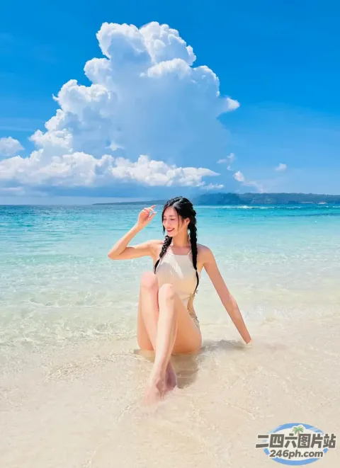 阿拉夫德女人坐在多云天空的海滩上的水中