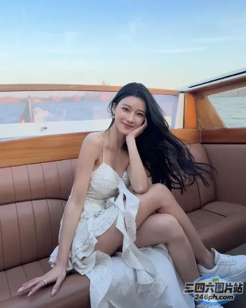 穿着白色连衣裙坐在沙发上的 araffe 女人