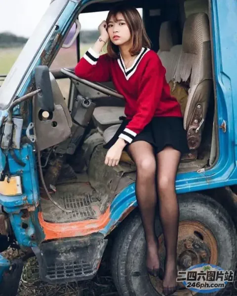坐在卡车驾驶座上的阿拉菲德女人
