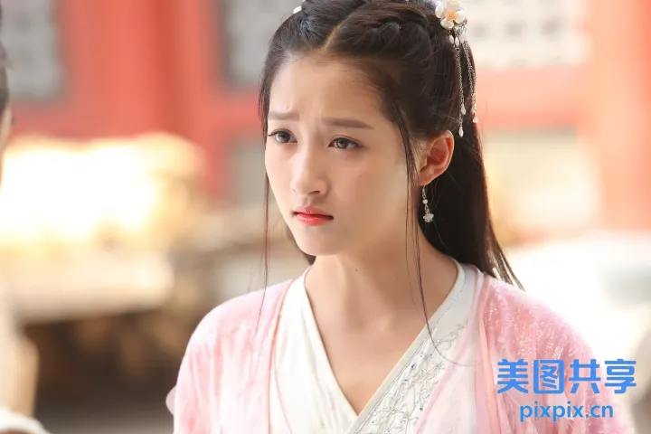 有个穿粉色裙子的女人跟男人说话