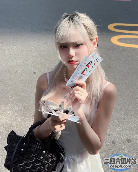 身穿白色连衣裙的金发女子，手里拿着一个黑色钱包和一个白色盘子