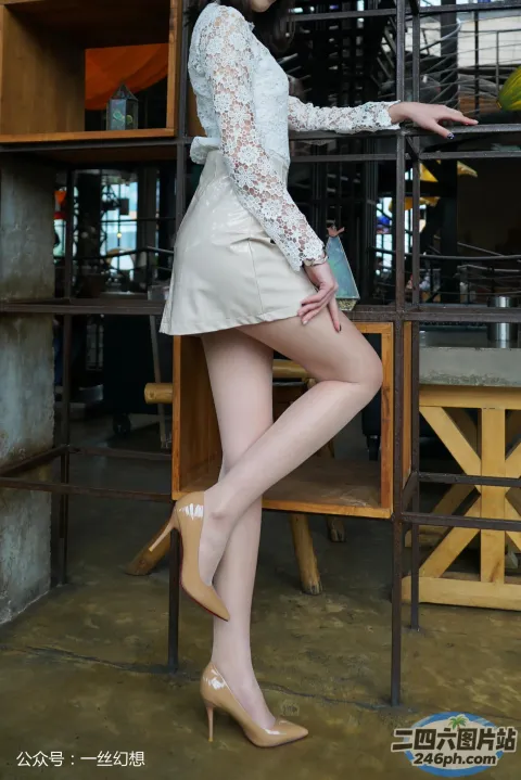 身穿白色连衣裙和高跟鞋的 araffe 女子合影留念