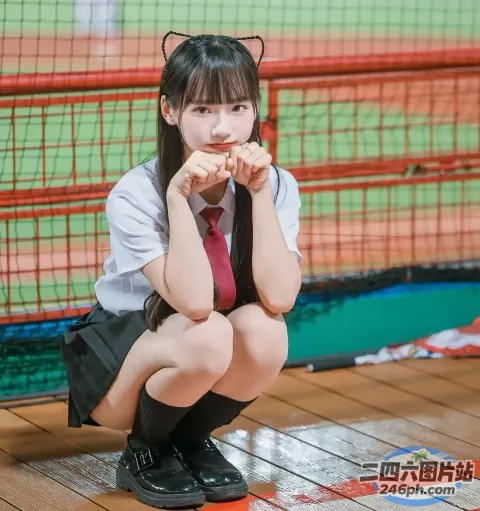 有一个穿着校服跪在地板上的年轻女孩