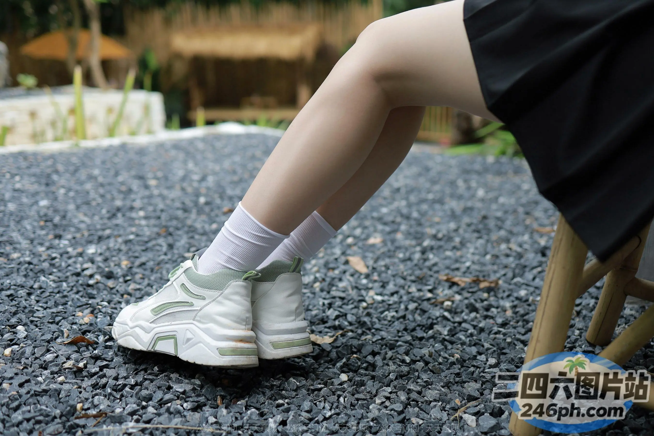 有一个人坐在椅子上，脚放在椅子上