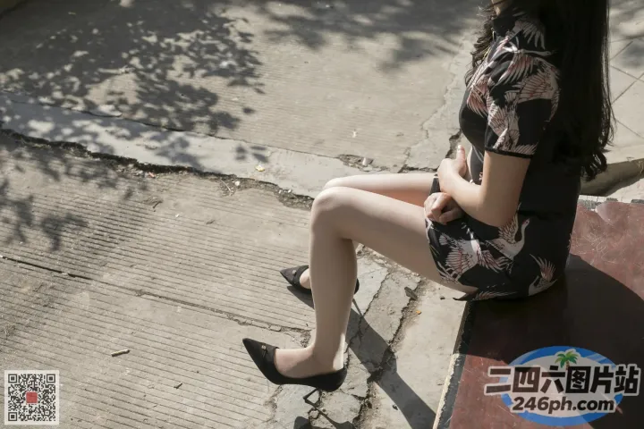 阿拉菲双腿交叉坐在人行道上