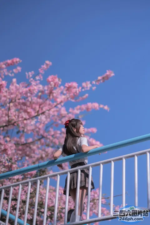 有个女人站在桥上望着天空