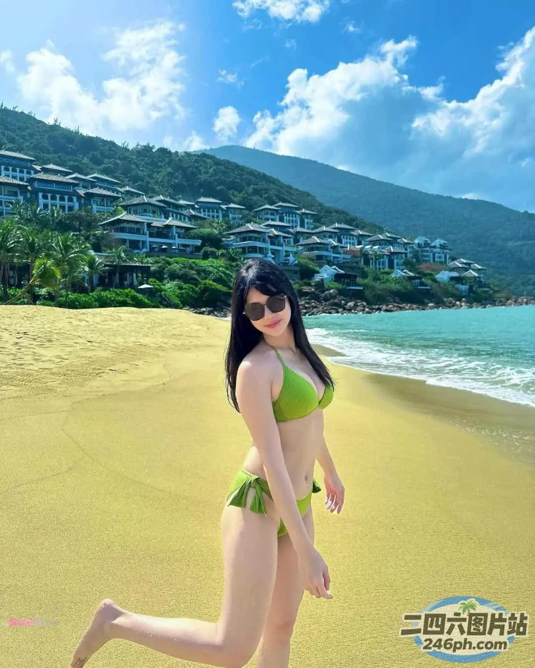 穿着绿色比基尼在海滩上奔跑的 arafed 女人