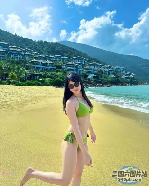 穿着绿色比基尼在海滩上奔跑的 arafed 女人