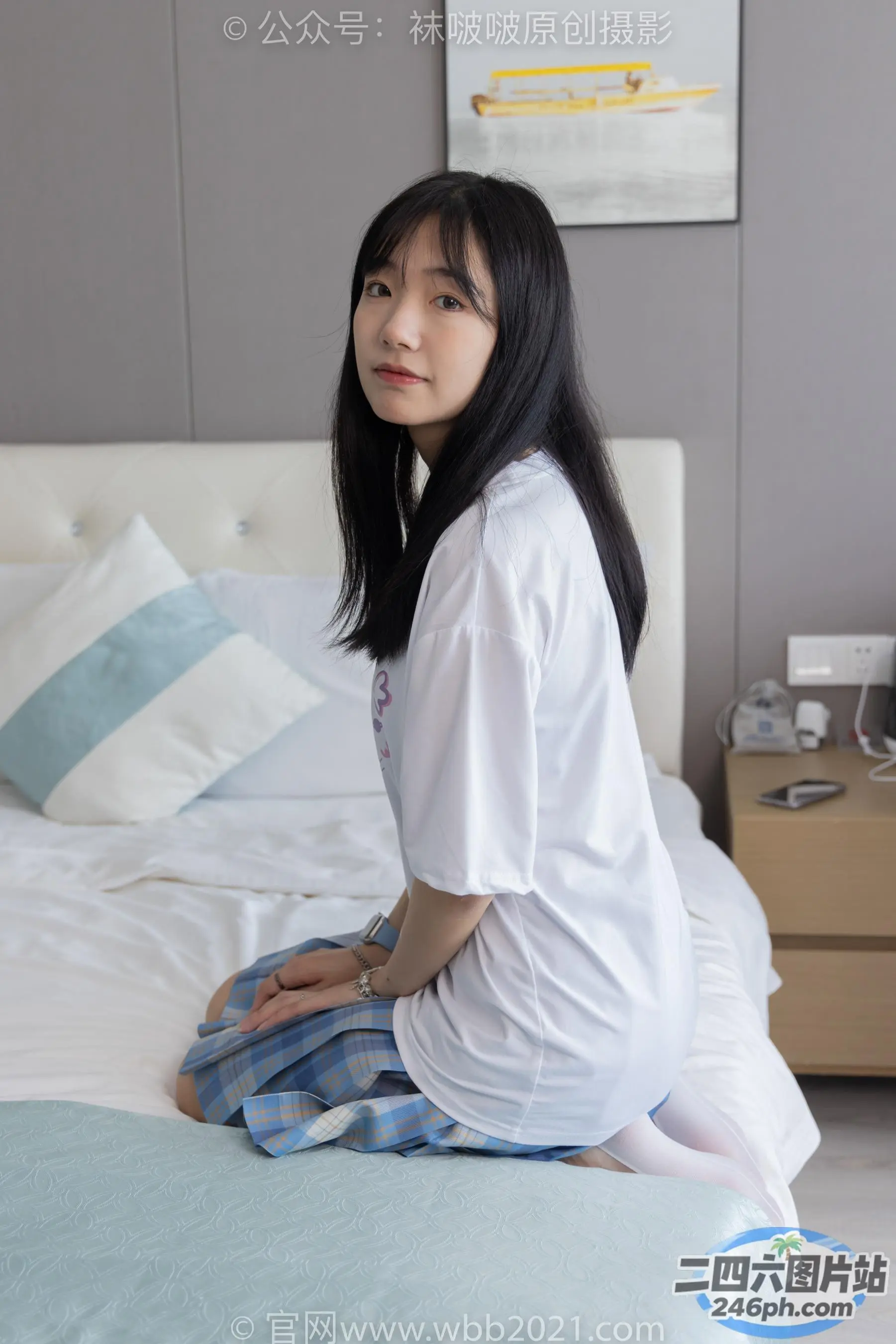 穿着白衬衫坐在床上的阿拉夫德女人