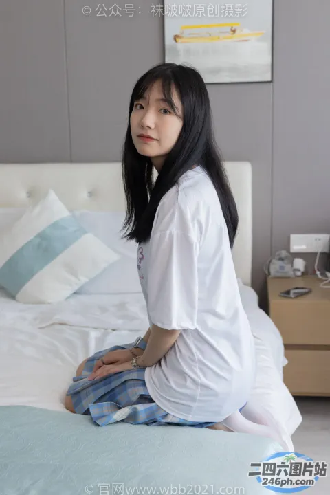 穿着白衬衫坐在床上的阿拉夫德女人