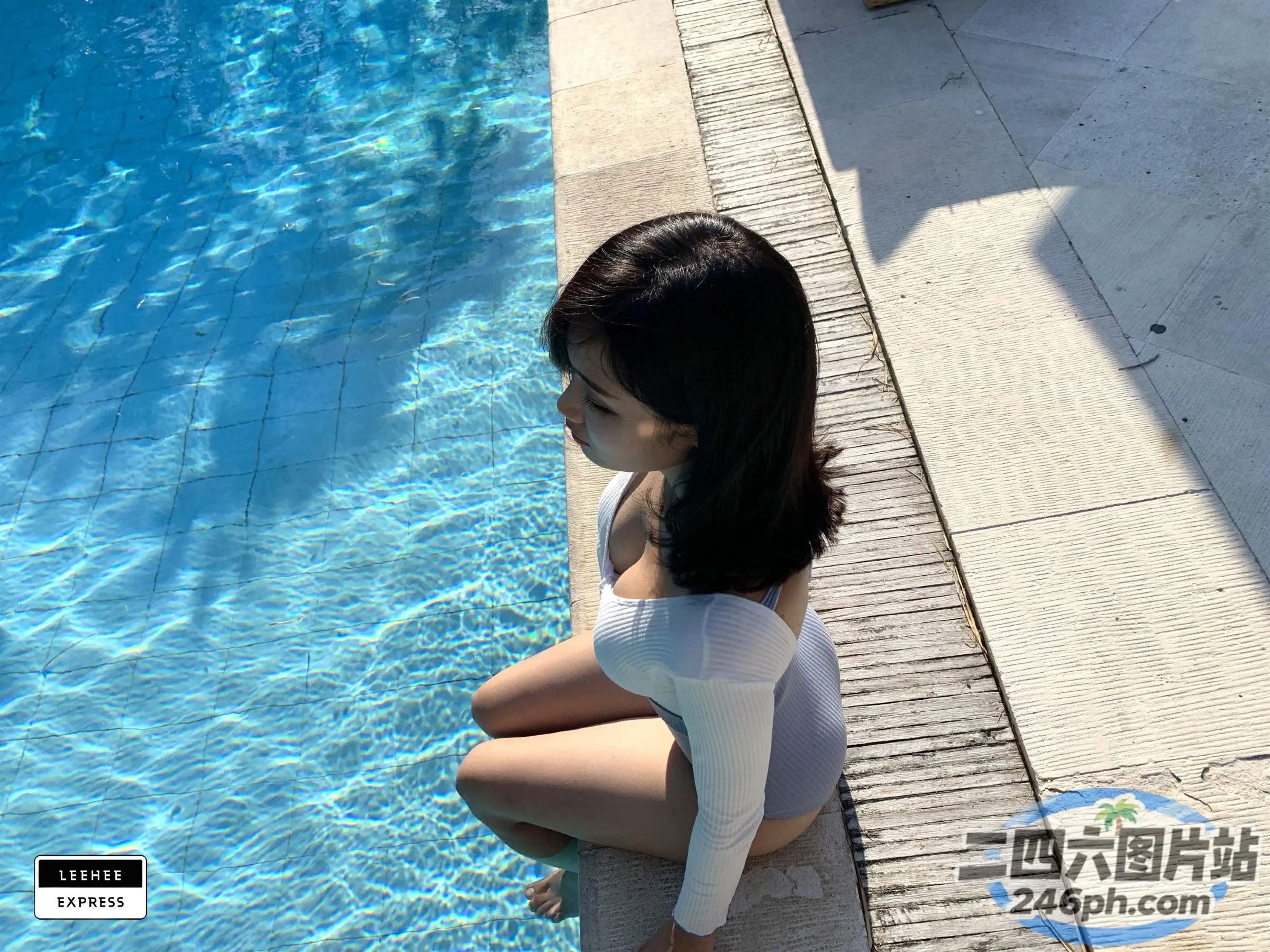 有一个女人坐在泳池边