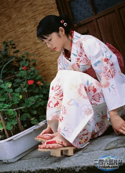 地上坐着一个穿着和服的女人