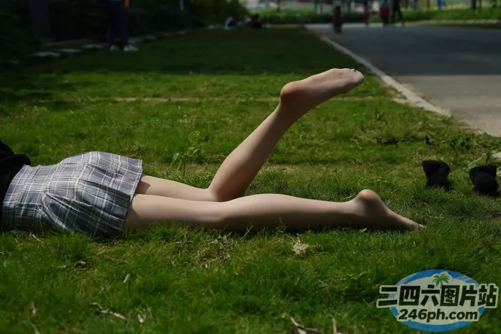 有个女人躺在草地上，双腿抬起