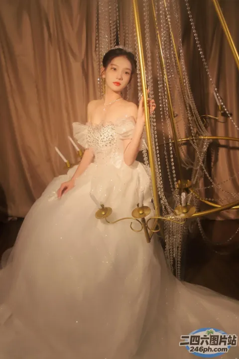 有一位身穿婚纱的女子摆姿势拍照