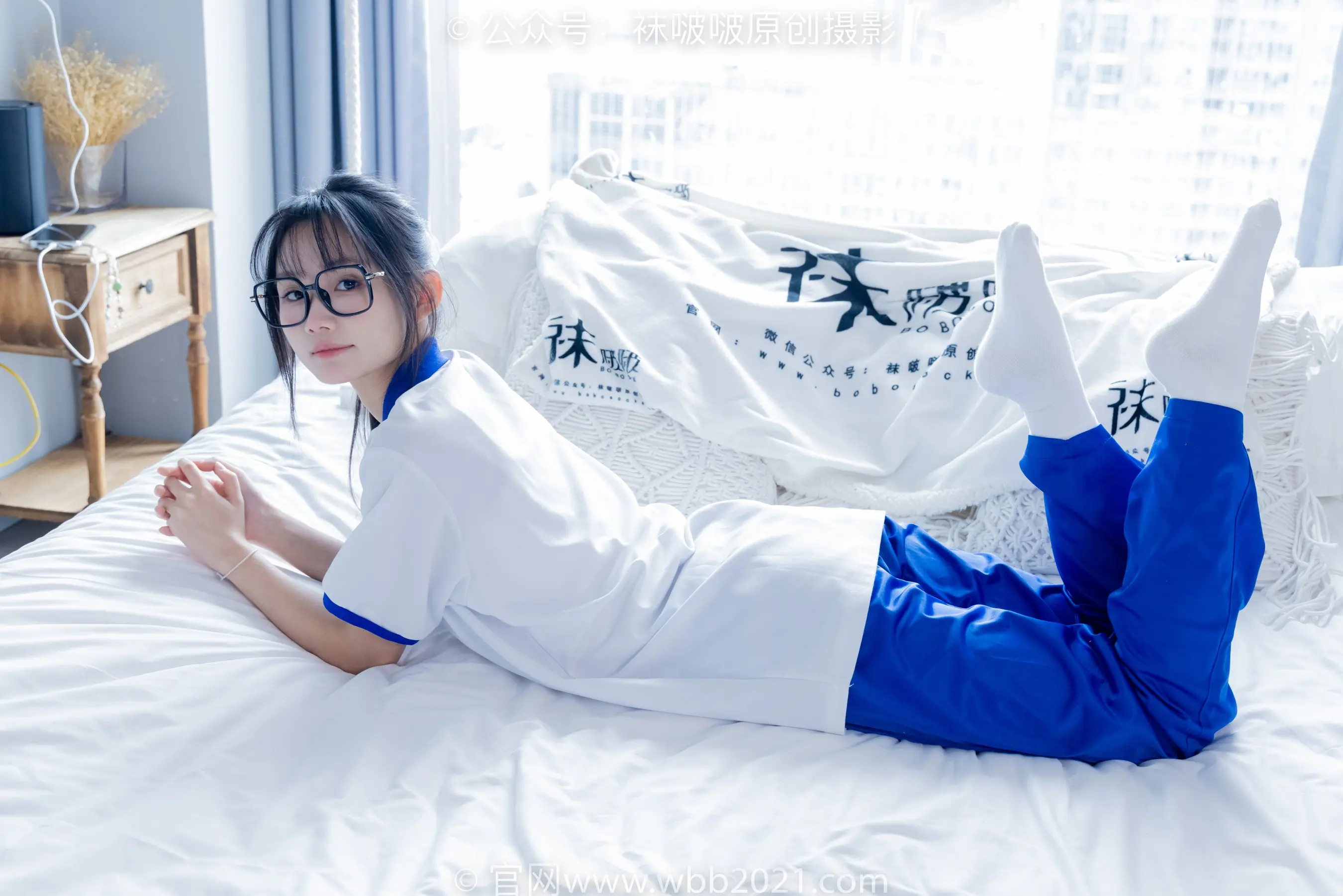 有个女人躺在床上，床上铺着白色的床单