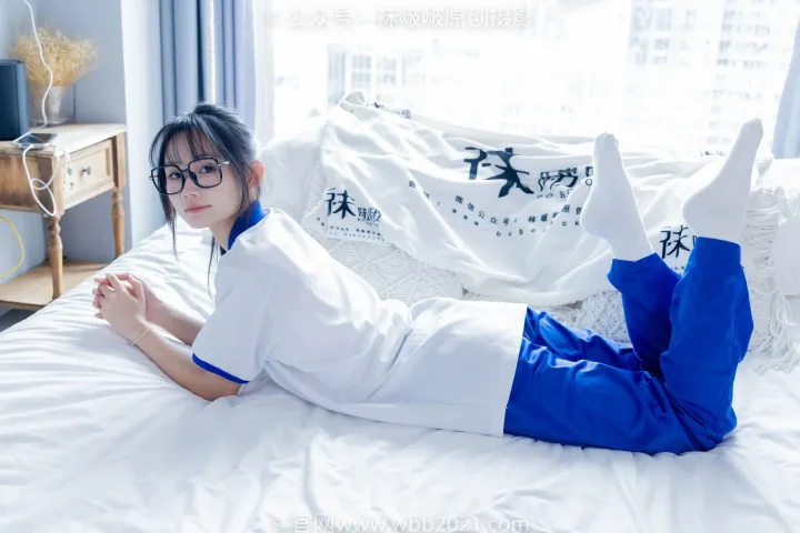 有个女人躺在床上，床上铺着白色的床单