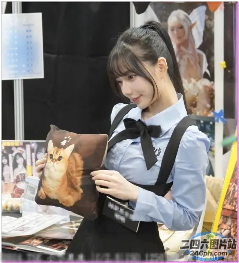 身穿蓝色衬衫和黑色吊带的 araffe 女孩，手里拿着一个枕头