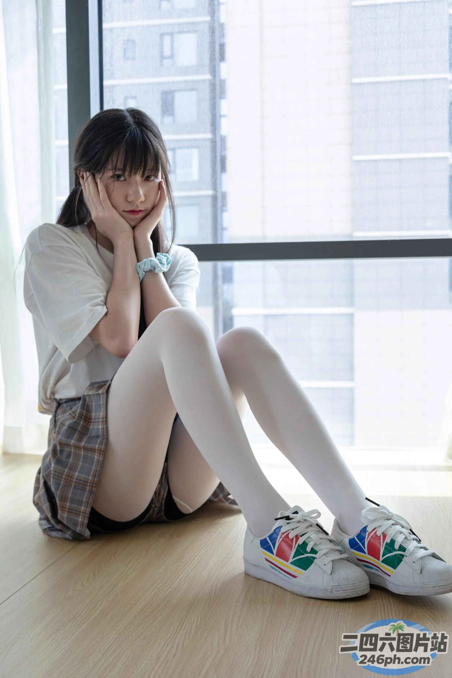 阿拉夫德亚洲妇女坐在地板上，双腿交叉