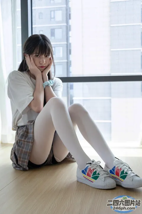 阿拉夫德亚洲妇女坐在地板上，双腿交叉