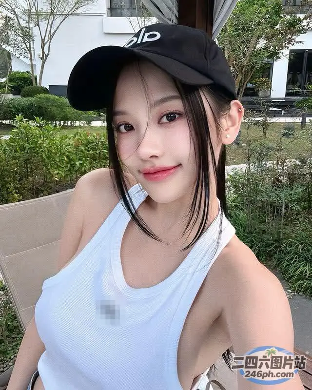 戴帽子、身穿白色背心的女人的特写