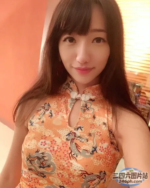 身穿碎花连衣裙的 arafed 亚洲女子合影留念
