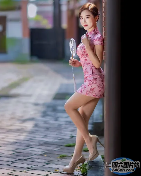 身穿粉红色连衣裙的 araffe 女子，手里拿着镜子和香烟