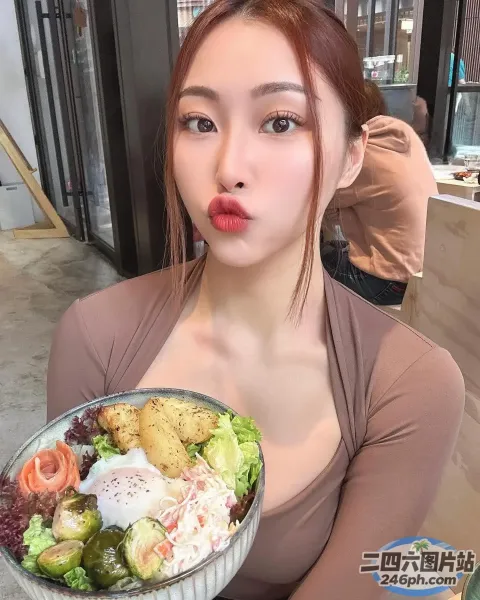 红发女子，面前端着一碗食物