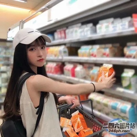 杂货店里的女人拿着一车食物
