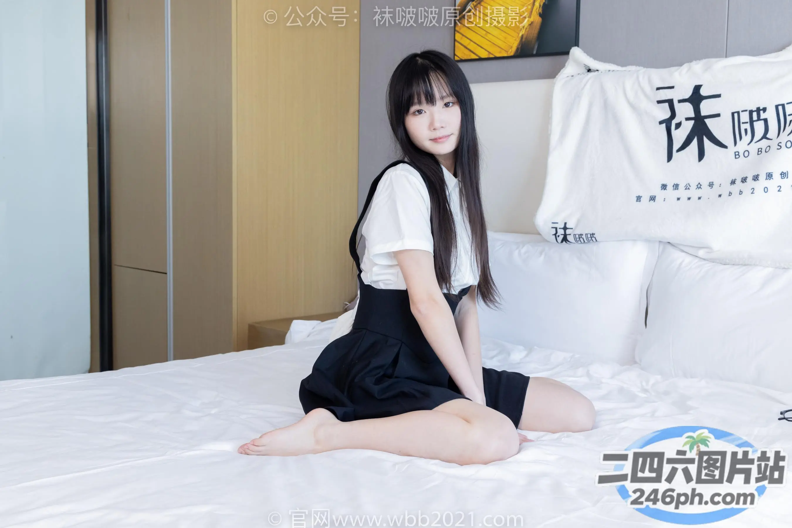 坐在酒店房间床上的阿拉菲德亚裔妇女