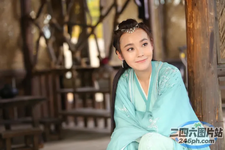 身穿蓝色连衣裙的阿拉夫女人坐在木凳上