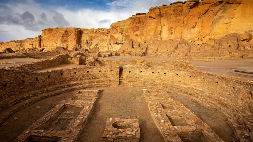沙漠中天空背景的 arafed 结构