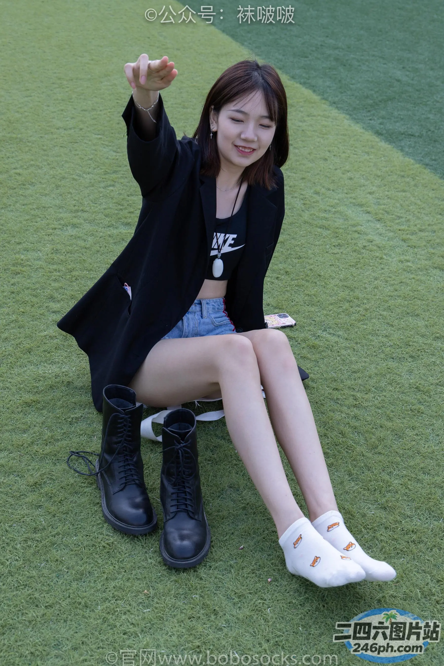坐在田野椅子上的 arafed 亚洲妇女