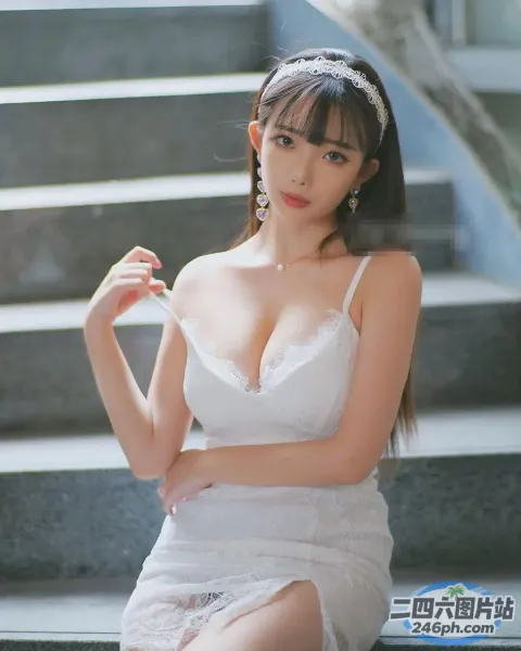 一个穿着白色连衣裙的女人坐在一组楼梯上的特写