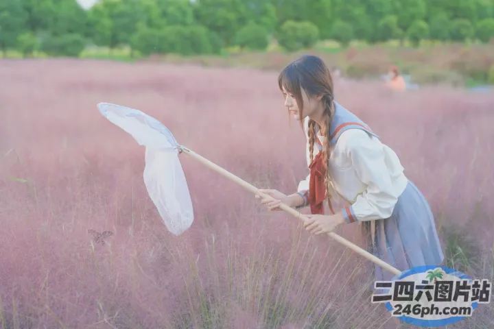 田野里有个女人撑着一把白伞