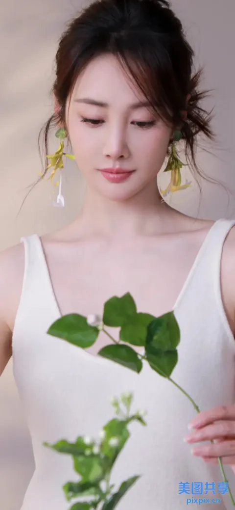 身穿白裙的阿拉夫德女人拿着一朵花看着它