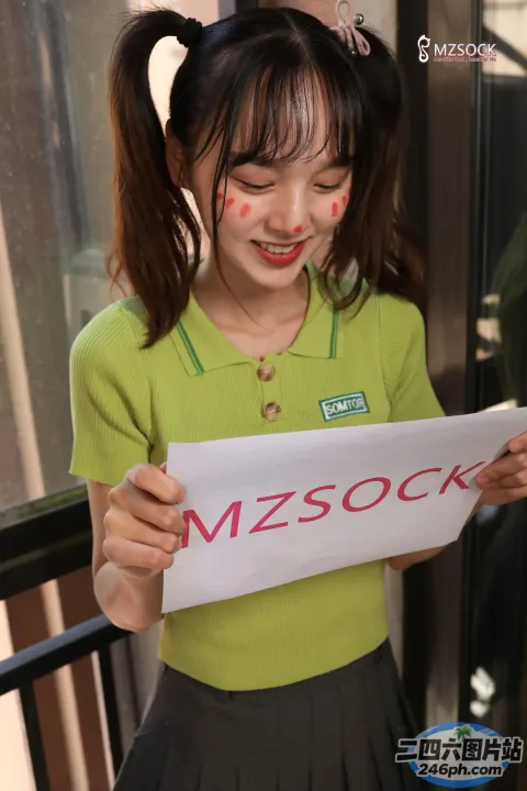 阿拉菲德女孩举着一个写着 msock 的牌子