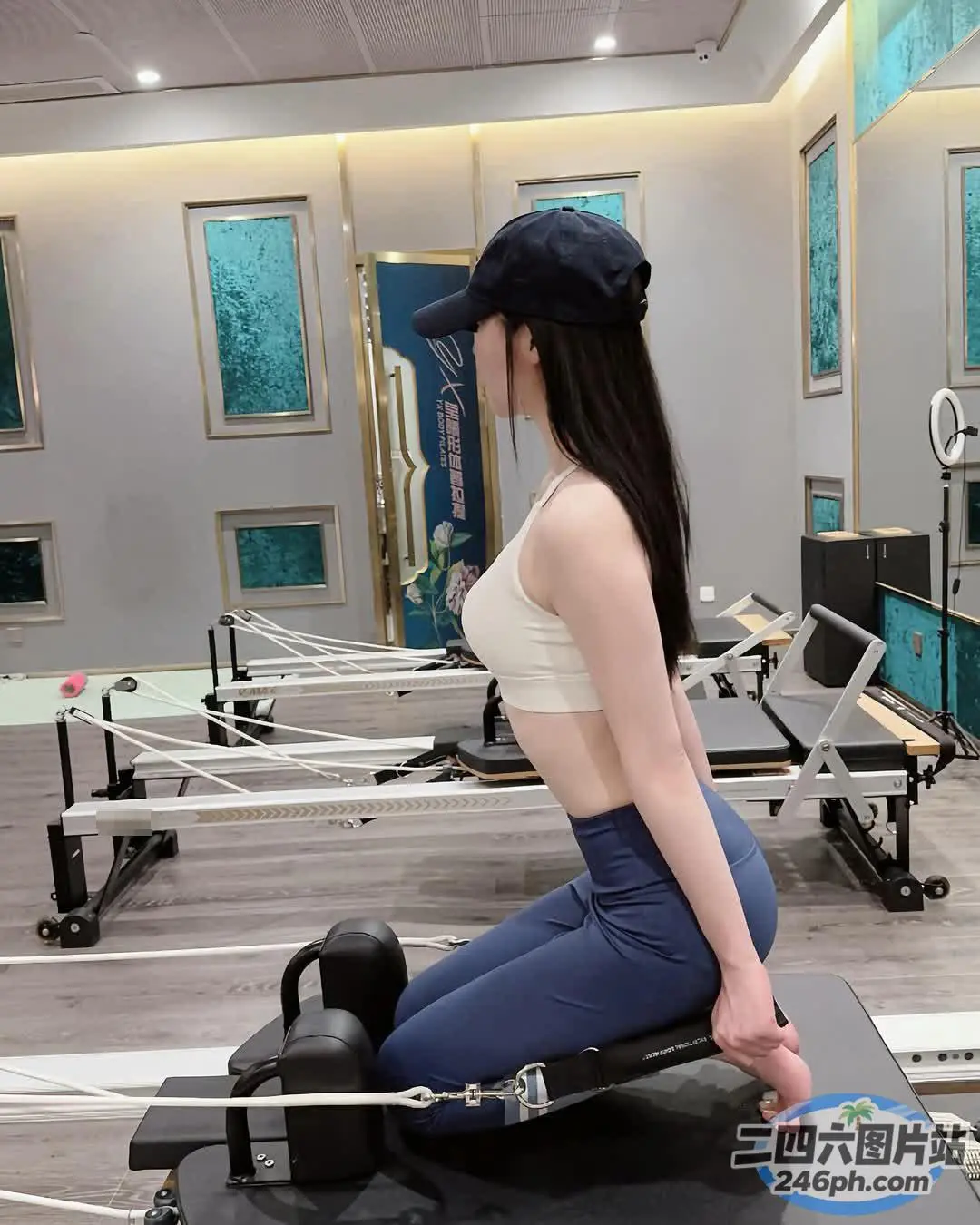 在健身房里坐在普拉提上的阿拉菲德女人