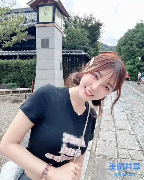 阿拉夫德女子在钟楼前合影