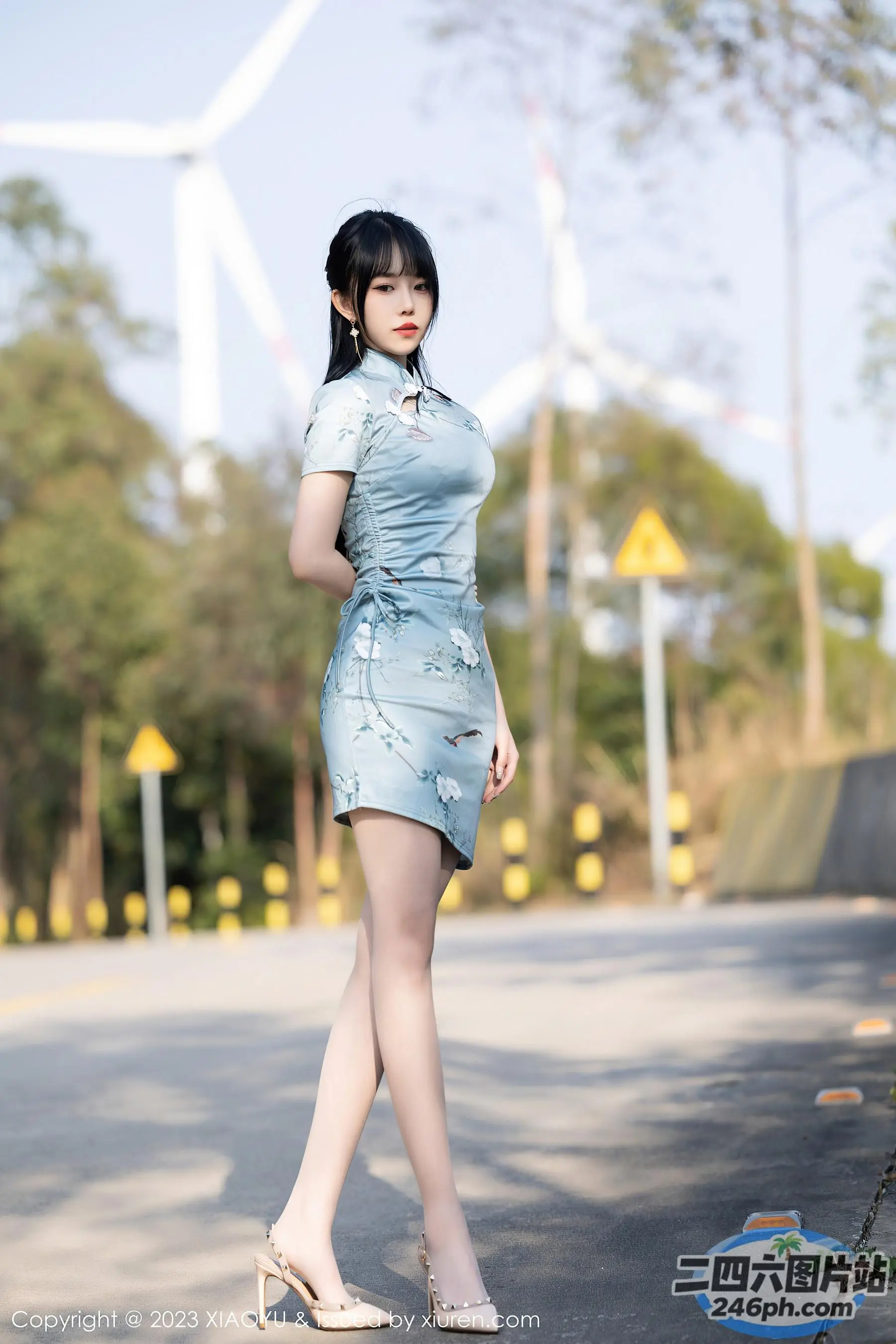 一个穿着短裙的女人站在街上的特写