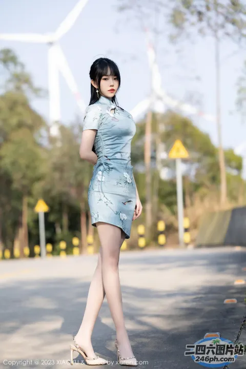 一个穿着短裙的女人站在街上的特写